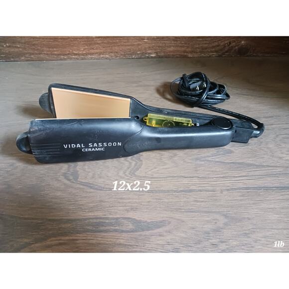 Vidal Sassoon Ceramic Flat Iron Hair Straightener - Picture 1 of 5